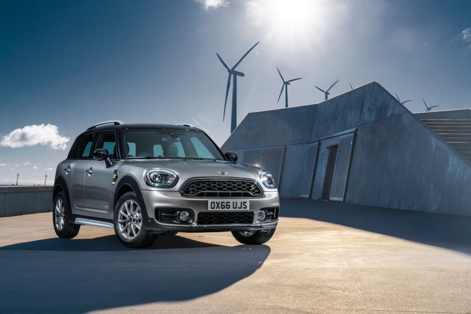 p90240768_highres_mini-cooper-s-e-coun